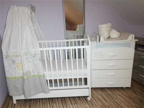 Otroška oprema - posteljica, previjalna miza in voziček