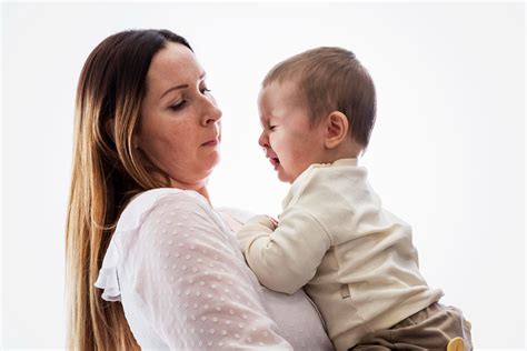 dva starša držita novorojenčka v naročju