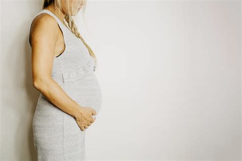 Ženska v mirnem okolju med nosečnostjo