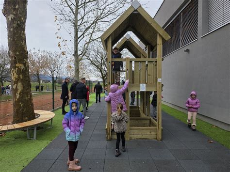 Otrok na penasti igralni podlogi