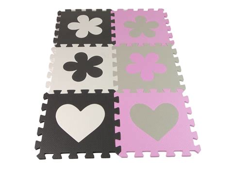 Detail penaste podloge z izrezanimi oblikami