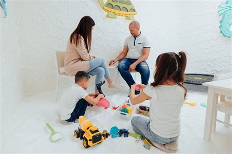 Solna soba z otroki, ki se igrajo v slanem pesku