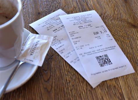 Simbolična ilustracija ženske, ki vzame tableto