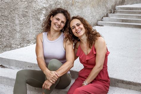 Simbolična ilustracija ravnotežja med materinstvom in skrbjo zase