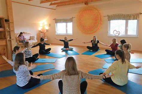 Ilustracija nosečnice, ki izvaja vajo na vseh štirih