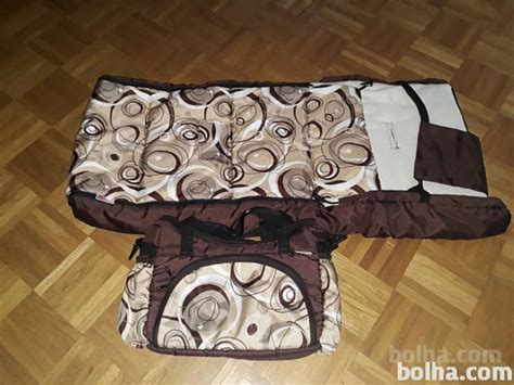 moški skrbi za otroka s previjalno torbo