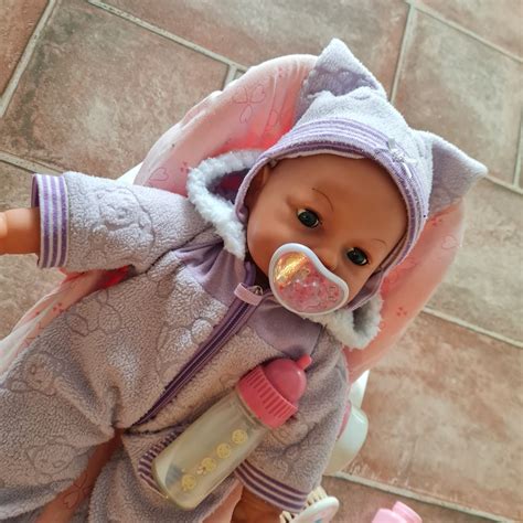 Dojenček z rdečimi lički in belim jezikom