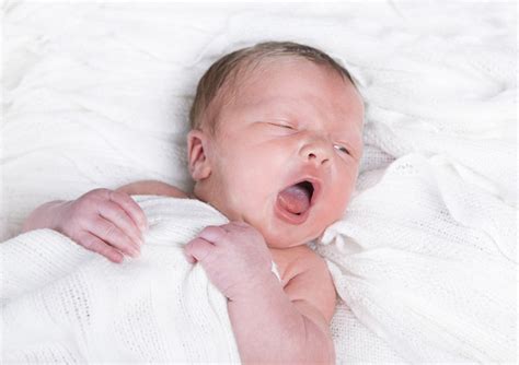 Dojenček z belimi oblogami na jeziku (soor)