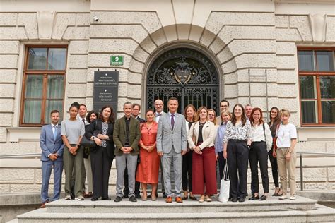 Zgodovinska fotografija prvega laboratorija za umetno oploditev v Sloveniji