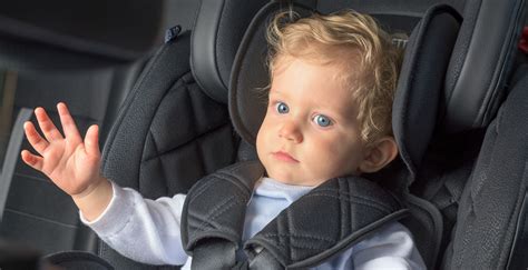 Otrok v avtomobilu s senčilom na oknu