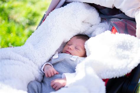 Novorojenček spi v leseni zibelki