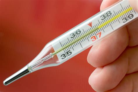 Ženska meri telesno temperaturo