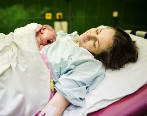 Ilustracija ženskega reproduktivnega sistema po porodu, ki prikazuje maternico in njeno krčenje.