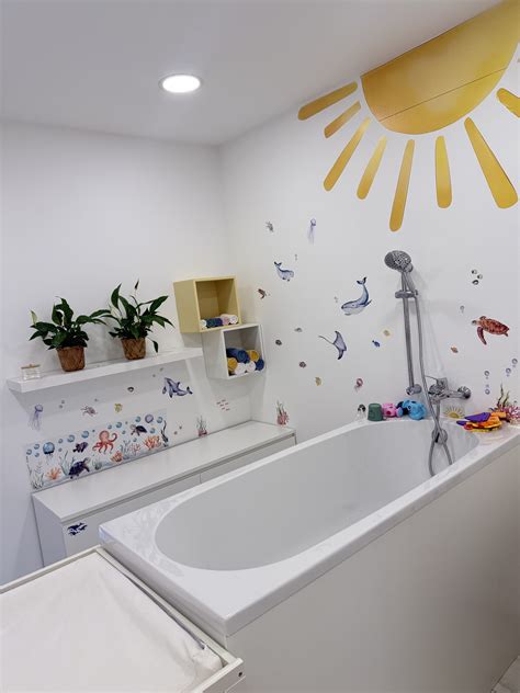 Novorojenček oblečen v udobna bombažna oblačila