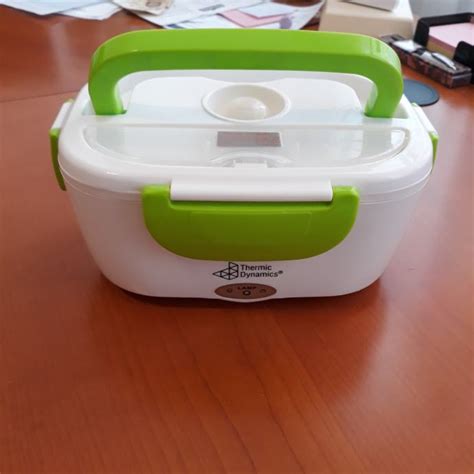 otroci uporabljajo termo posodico za malico