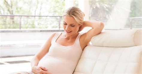 Ilustracija ženske z aknami med nosečnostjo