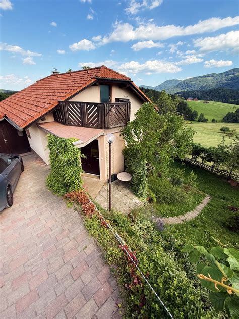 Simbolična slika družine v objemu narave