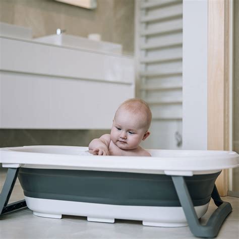 Zložljiva otroška banjica Stokke Flexi Bath XL, ki jo zlahka pospravimo.