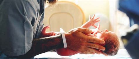 Novorojenček, ki ga mati pristavlja na dojko takoj po porodu