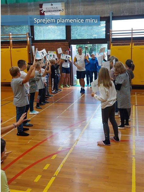 Ilustracija pravilnega prisesanja otroka na dojko