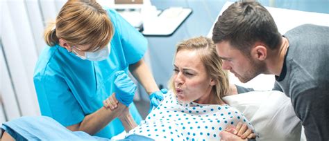 Ženska v topli kopeli med porodom