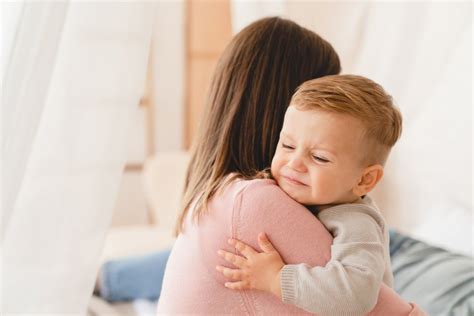 mama in otrok objem