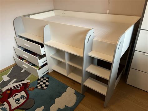 otroška postelja s stranskimi ograjami