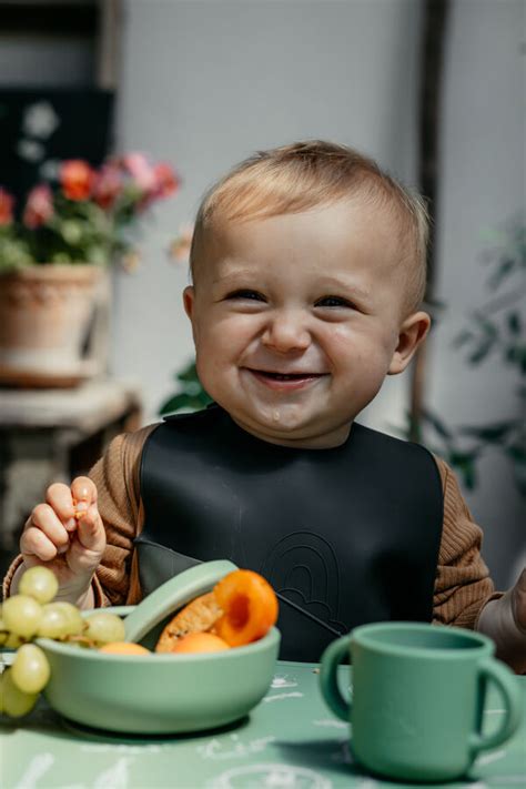 Dojenček je žličko s pretlačeno zelenjavo