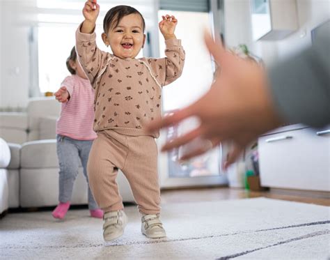 Dojenček samostojno stoji