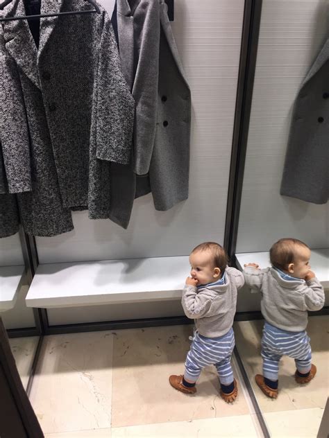 Dojenček hodi ob pohištvu