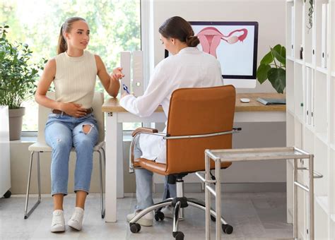 Ženska, ki se posvetuje z ginekologom