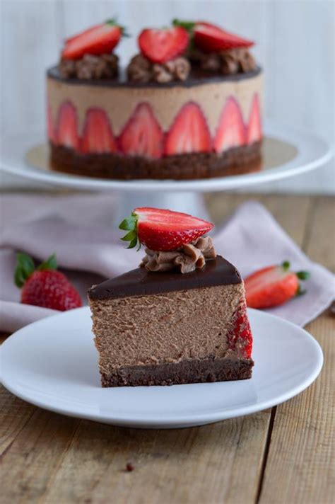 Presna torta z jagodami in čokolado