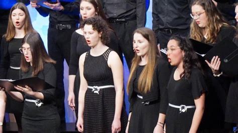 ilustracija otroškega grla z glasilkami