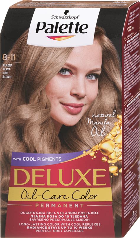 Ženska, ki si barva lase z rokavicami v dobro prezračenem prostoru.