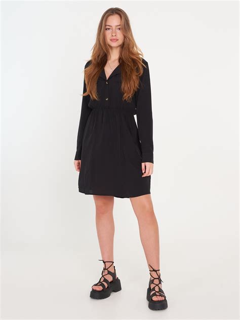 ženska z rokami na prsih