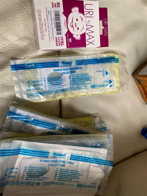 Shematski prikaz pravilnega lepljenja vrečke za zbiranje urina pri dojenčku