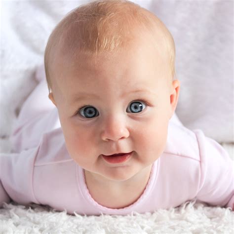 Dojenček, ki sam je koščke sadja