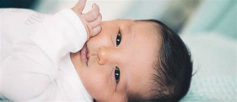 Dojenček z rdečimi izpuščaji okoli ust