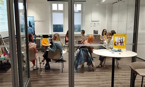 Ilustracija para, ki se pogovarja o svojih strahovih