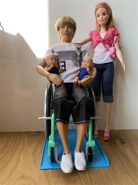 Družina Barbie punčk s Kenom in otroškimi liki