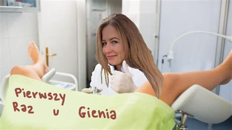 Ginekolog pregleduje ultrazvočno sliko