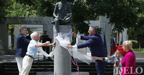 Deklica s pentljo v laseh