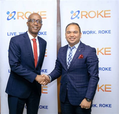 noseča ženska in partner držita skupaj roke