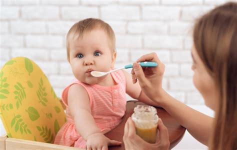 dojenček hranjenje z žličko