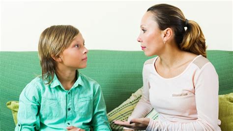 starši govorijo z otrokom o nosečnosti