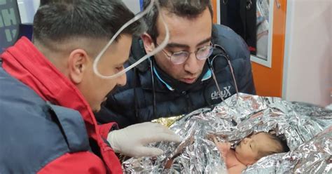 druzina z novorojenckom