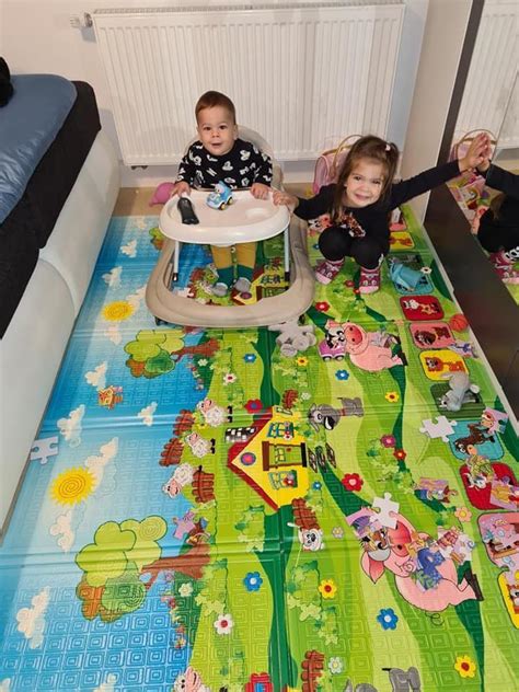 dojenček na igralni podlogi