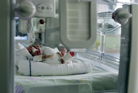 simbolična slika dojenčka v inkubatorju