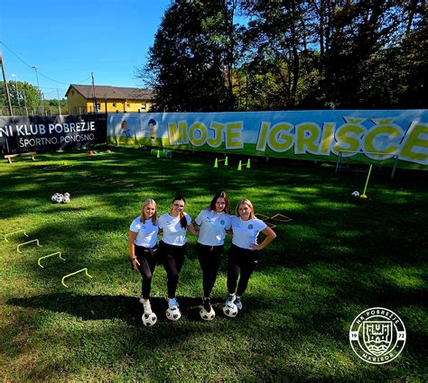 Ženska, ki se ukvarja z jogo na prostem