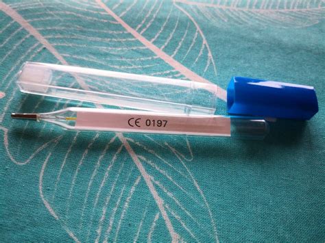 Termometer, ki meri telesno temperaturo otroka